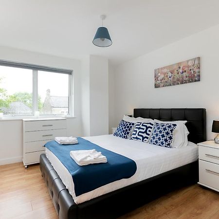 Skyvillion - Cozy Apartments In Enfield Town With Free Parking & Wifi 외부 사진
