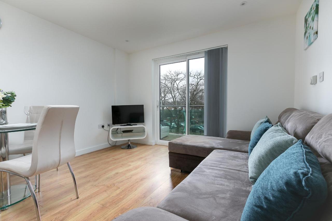 Skyvillion - Cozy Apartments In Enfield Town With Free Parking & Wifi 외부 사진