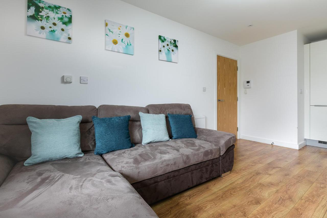 Skyvillion - Cozy Apartments In Enfield Town With Free Parking & Wifi 외부 사진