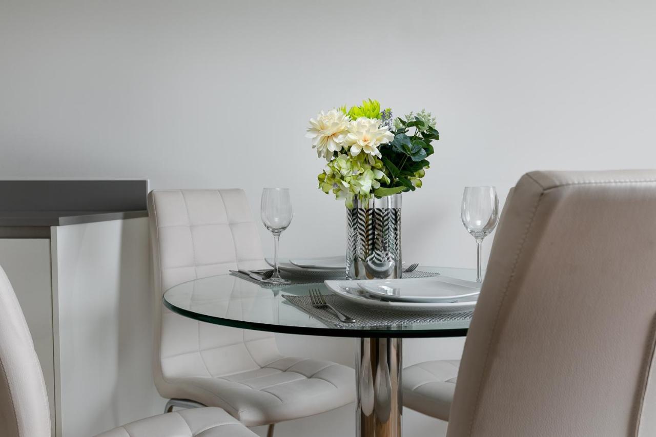 Skyvillion - Cozy Apartments In Enfield Town With Free Parking & Wifi 외부 사진