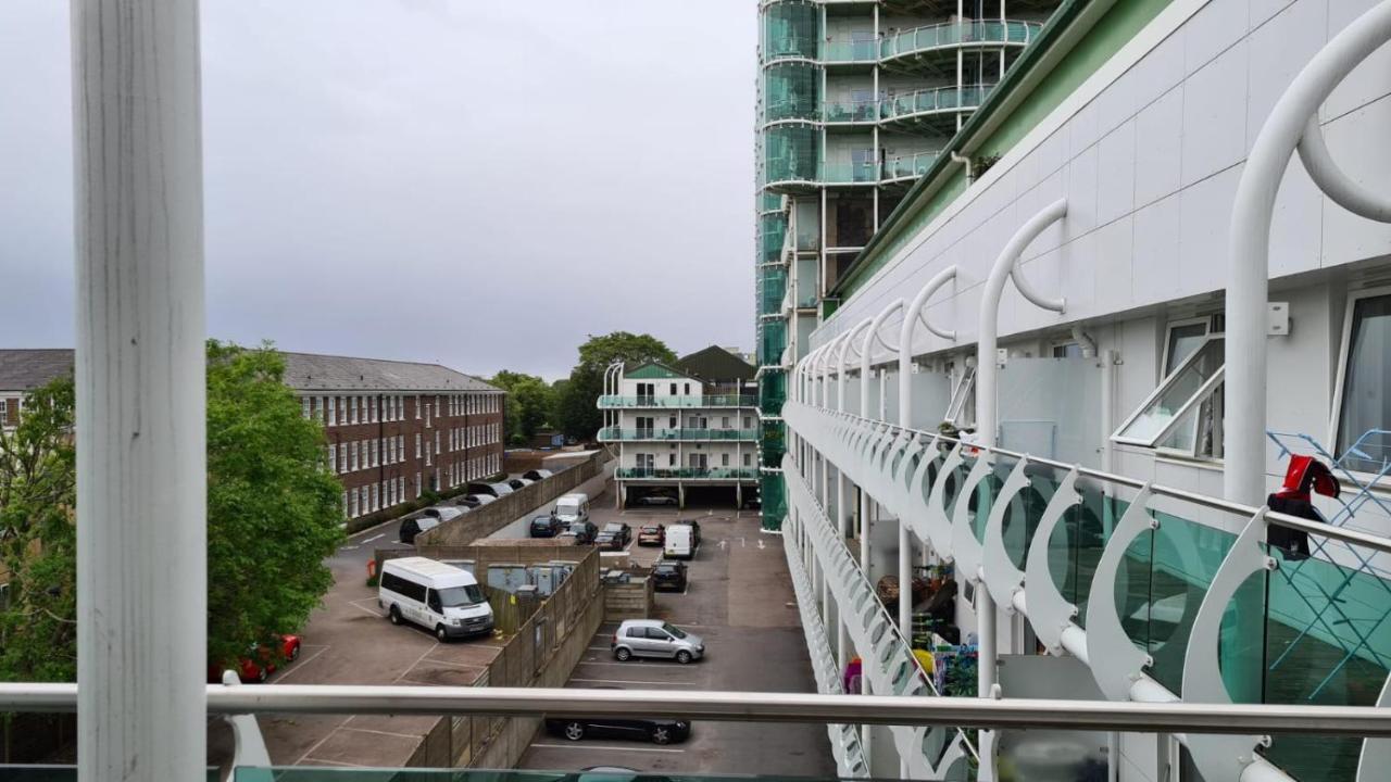 Skyvillion - Cozy Apartments In Enfield Town With Free Parking & Wifi 외부 사진