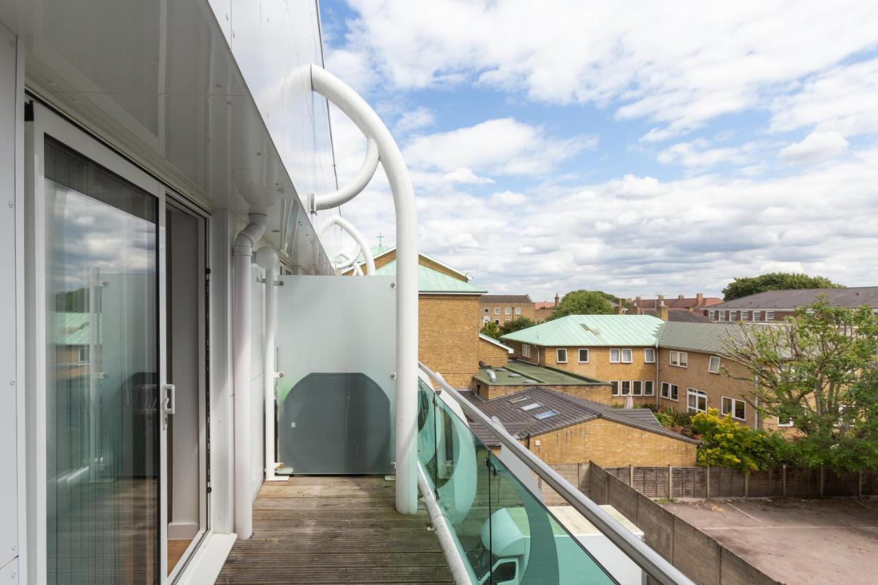 Skyvillion - Cozy Apartments In Enfield Town With Free Parking & Wifi 외부 사진