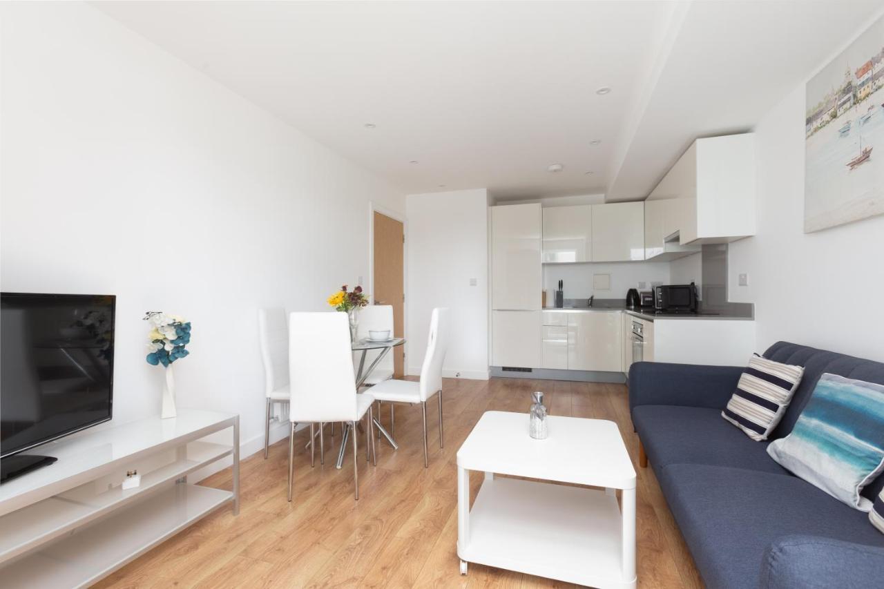Skyvillion - Cozy Apartments In Enfield Town With Free Parking & Wifi 외부 사진
