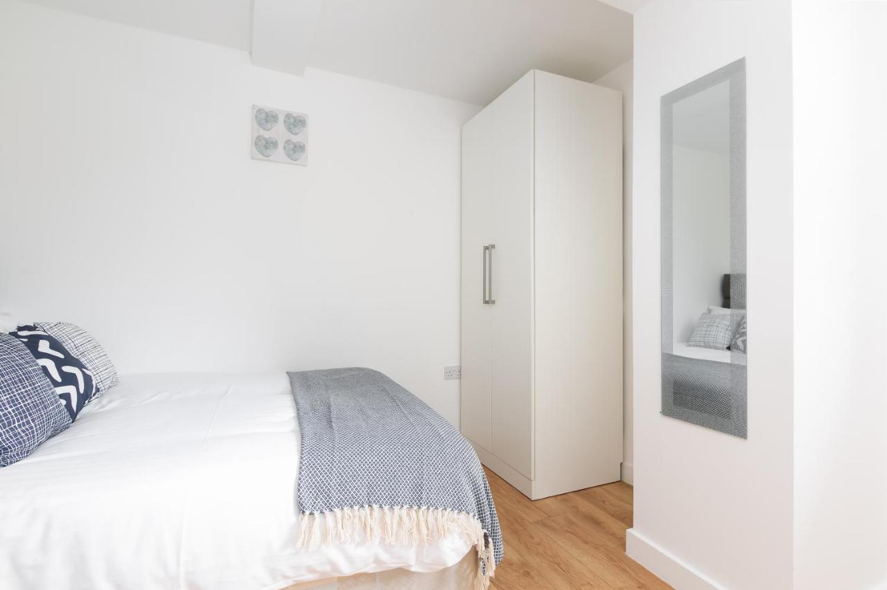 Skyvillion - Cozy Apartments In Enfield Town With Free Parking & Wifi 외부 사진