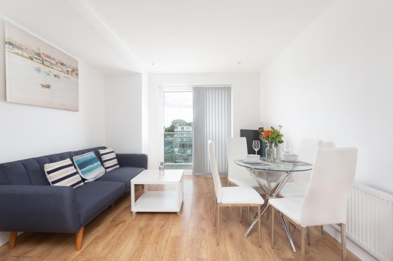 Skyvillion - Cozy Apartments In Enfield Town With Free Parking & Wifi 외부 사진