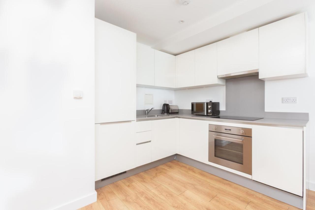 Skyvillion - Cozy Apartments In Enfield Town With Free Parking & Wifi 외부 사진