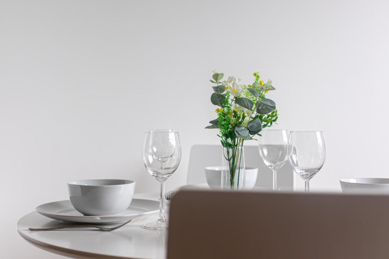 Skyvillion - Cozy Apartments In Enfield Town With Free Parking & Wifi 외부 사진