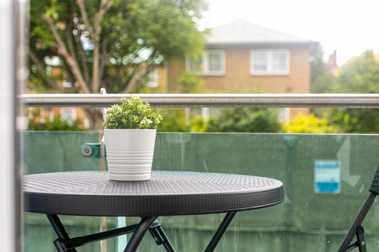 Skyvillion - Cozy Apartments In Enfield Town With Free Parking & Wifi 외부 사진