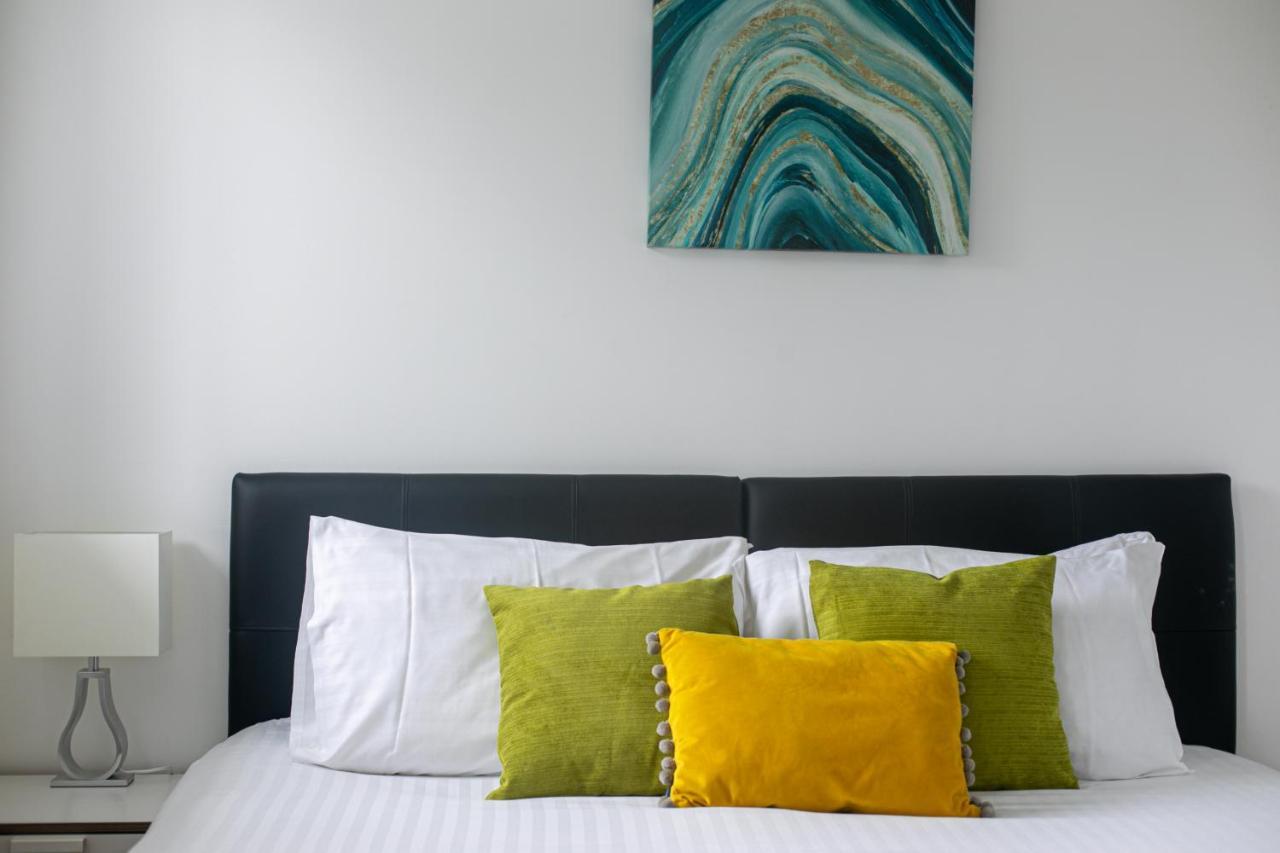Skyvillion - Cozy Apartments In Enfield Town With Free Parking & Wifi 외부 사진