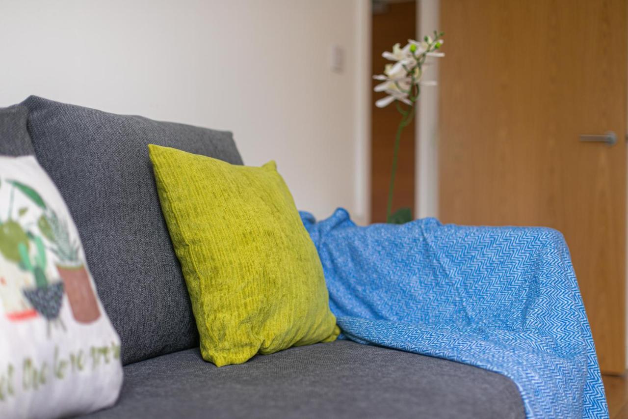 Skyvillion - Cozy Apartments In Enfield Town With Free Parking & Wifi 외부 사진
