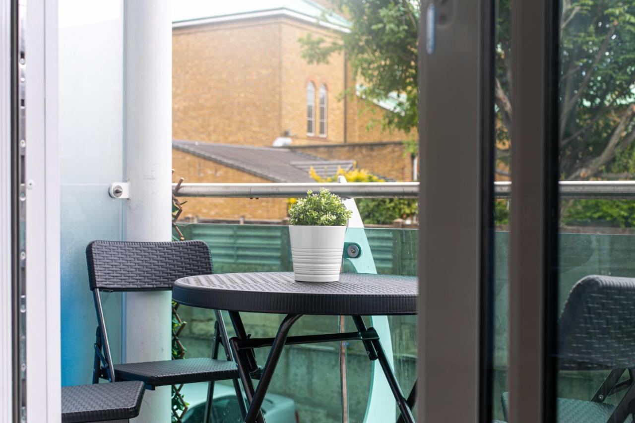 Skyvillion - Cozy Apartments In Enfield Town With Free Parking & Wifi 외부 사진