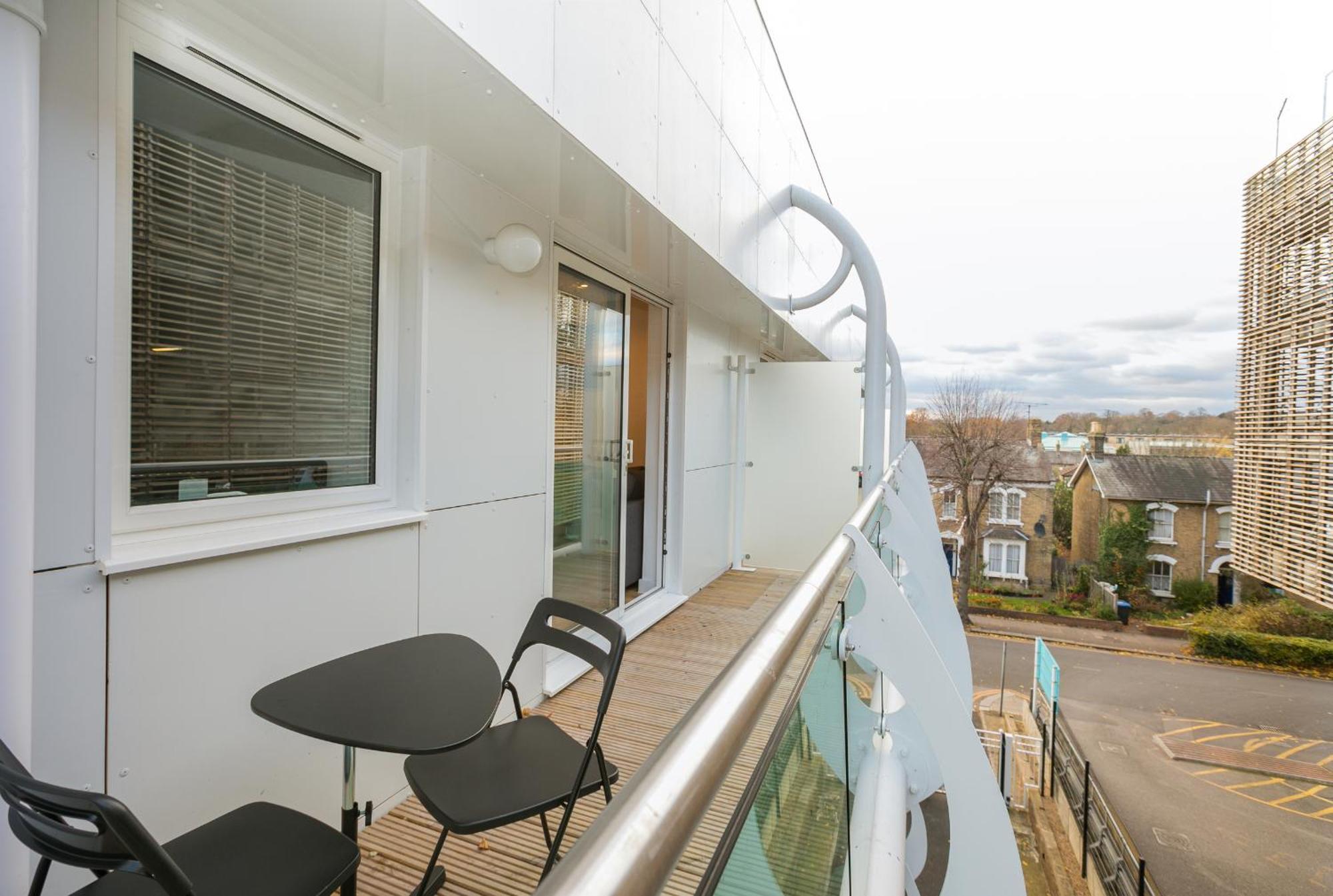 Skyvillion - Cozy Apartments In Enfield Town With Free Parking & Wifi 외부 사진