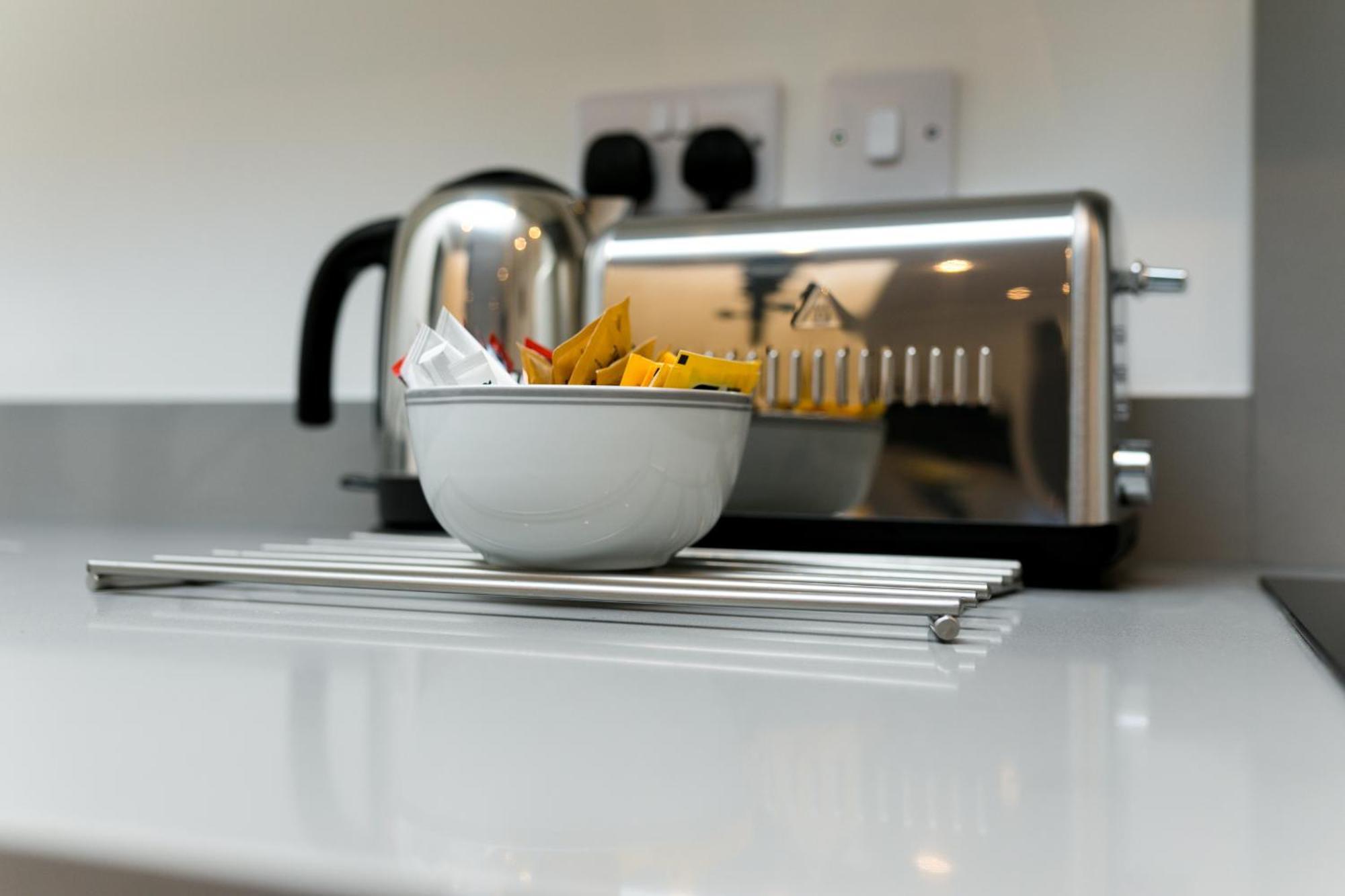 Skyvillion - Cozy Apartments In Enfield Town With Free Parking & Wifi 외부 사진
