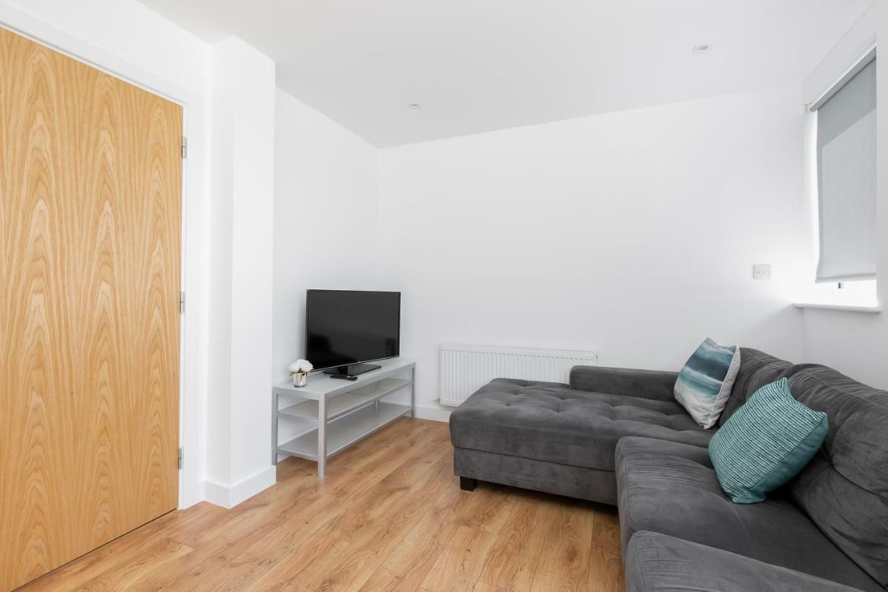 Skyvillion - Cozy Apartments In Enfield Town With Free Parking & Wifi 외부 사진