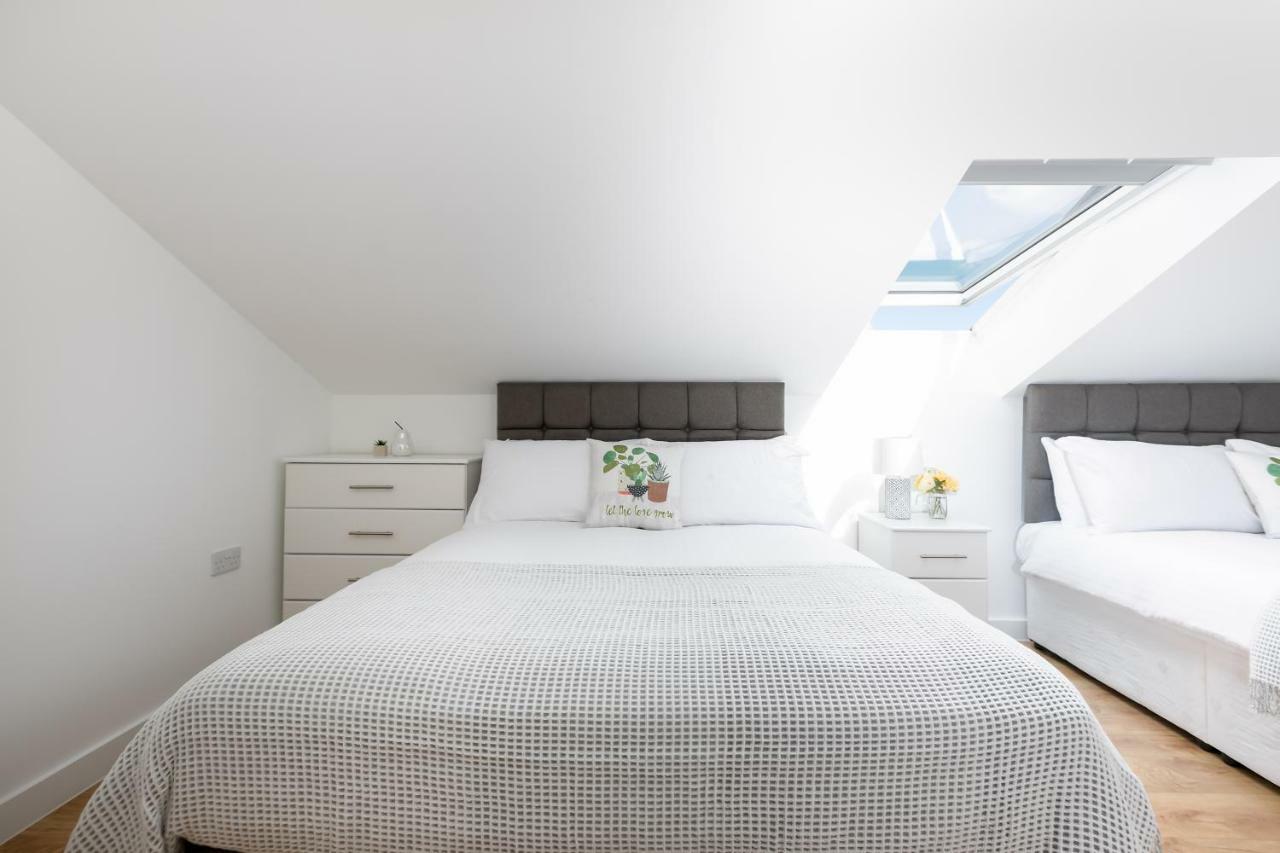 Skyvillion - Cozy Apartments In Enfield Town With Free Parking & Wifi 외부 사진