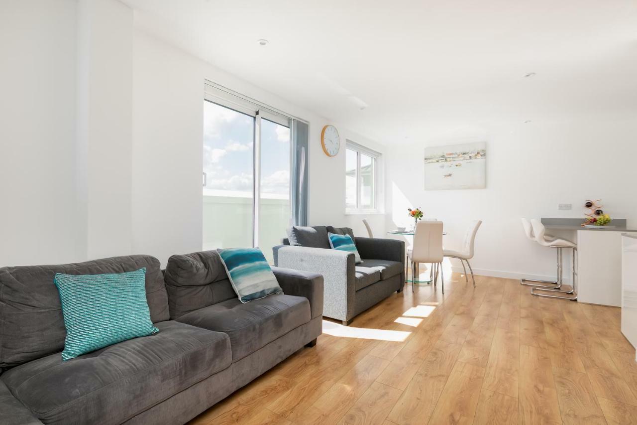 Skyvillion - Cozy Apartments In Enfield Town With Free Parking & Wifi 외부 사진