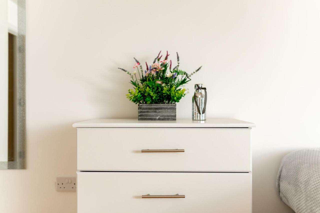 Skyvillion - Cozy Apartments In Enfield Town With Free Parking & Wifi 외부 사진