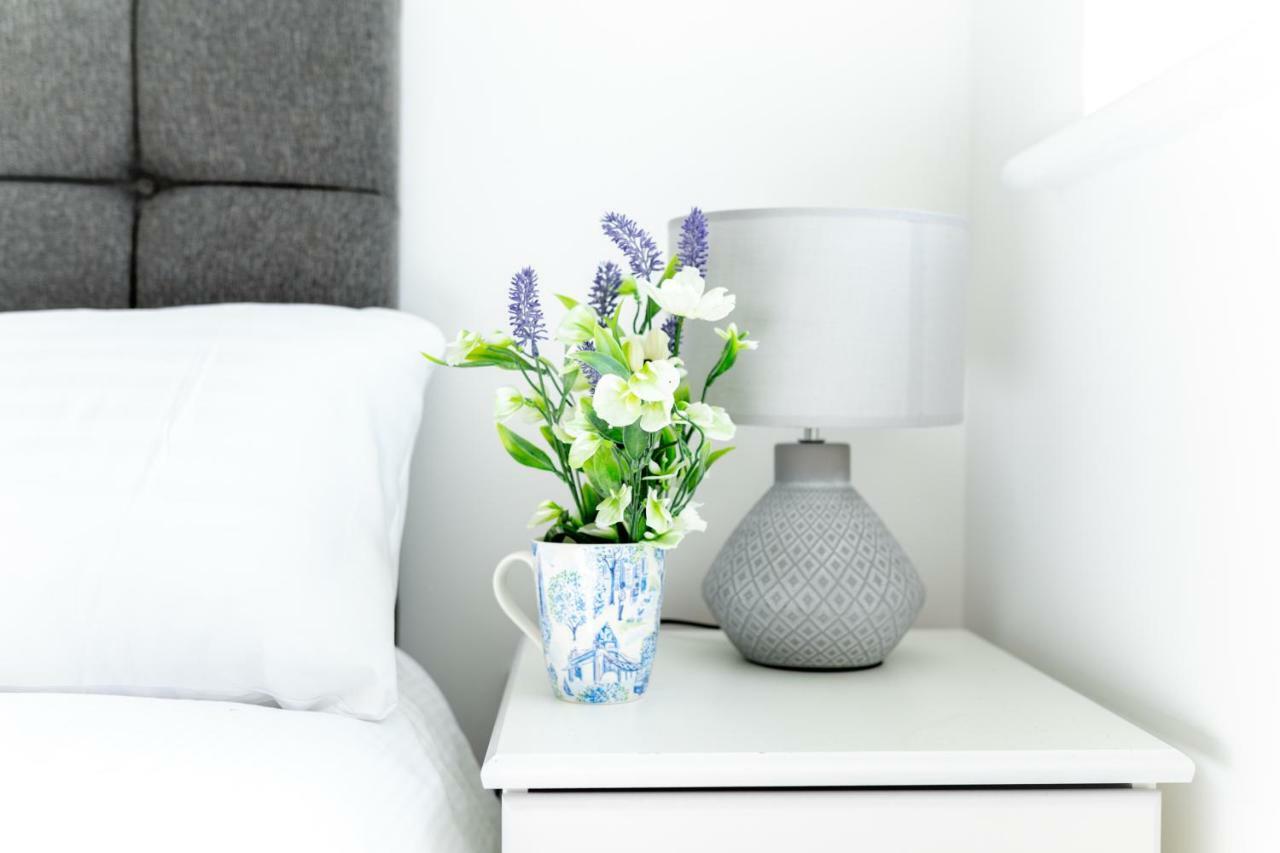 Skyvillion - Cozy Apartments In Enfield Town With Free Parking & Wifi 외부 사진