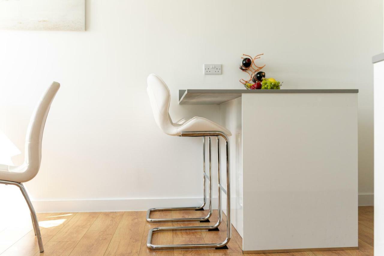 Skyvillion - Cozy Apartments In Enfield Town With Free Parking & Wifi 외부 사진