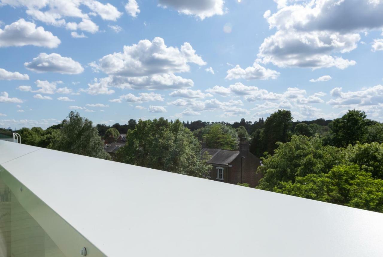 Skyvillion - Cozy Apartments In Enfield Town With Free Parking & Wifi 외부 사진