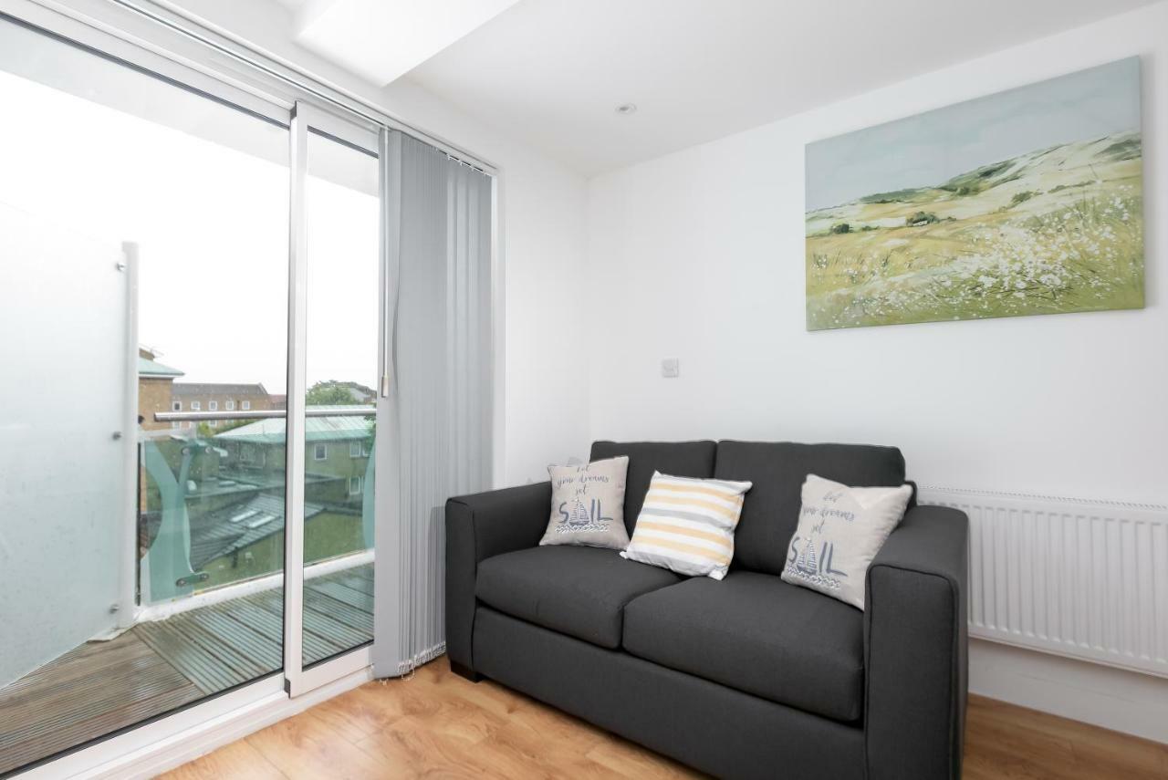 Skyvillion - Cozy Apartments In Enfield Town With Free Parking & Wifi 외부 사진