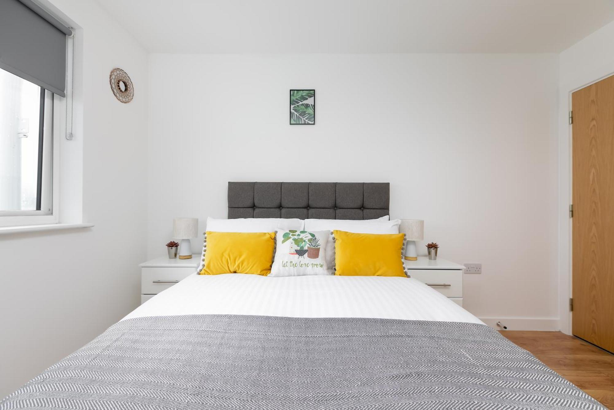 Skyvillion - Cozy Apartments In Enfield Town With Free Parking & Wifi 외부 사진